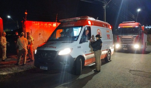 Viatura do Samu na frente da empresa onde corpo de vigia foi encontrado