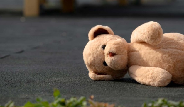 urso de pelúcia caído no chão para representar criança abusada dentro de igreja