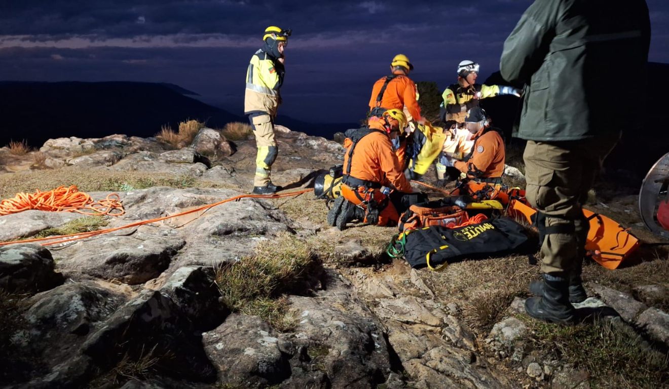 equipes realizando o resgate da criança que caiu no cânion no Rio Grande do Sul