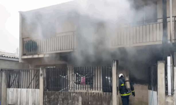 Residência pegando fogo após uma criança ter colocado fogo com isqueiro