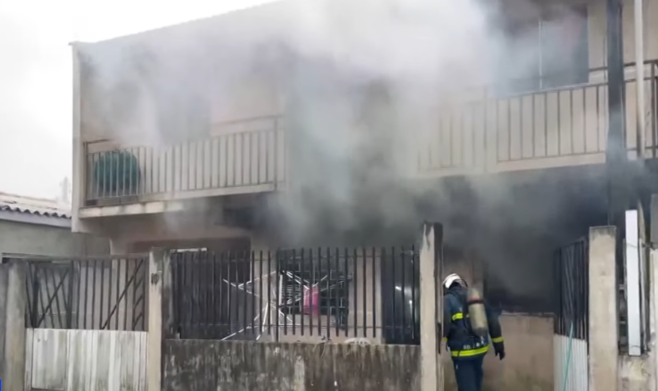 Residência pegando fogo após uma criança ter colocado fogo com isqueiro