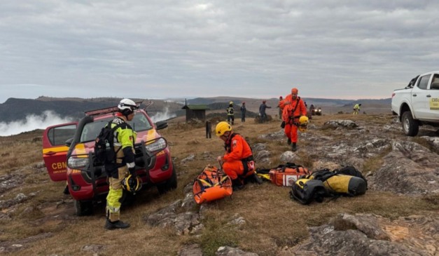 bombeiros que trabalharam no resgate da criança que caiu de cânion no RS