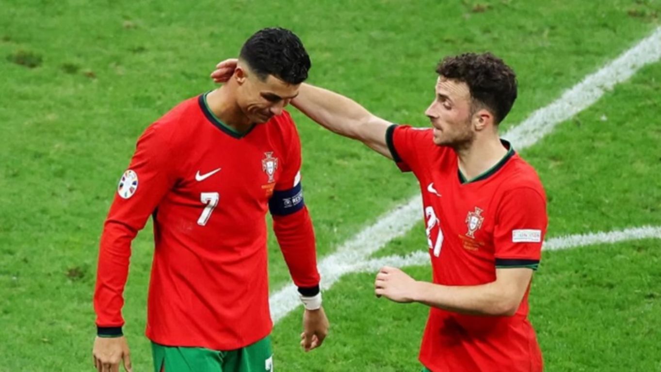 Cristiano Ronaldo e Diogo Jota em jogo de Portugal