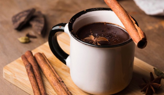 Caneca com choconhaque.