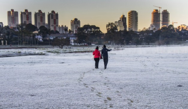 Pessoas no meio da geada no Parque Barigui