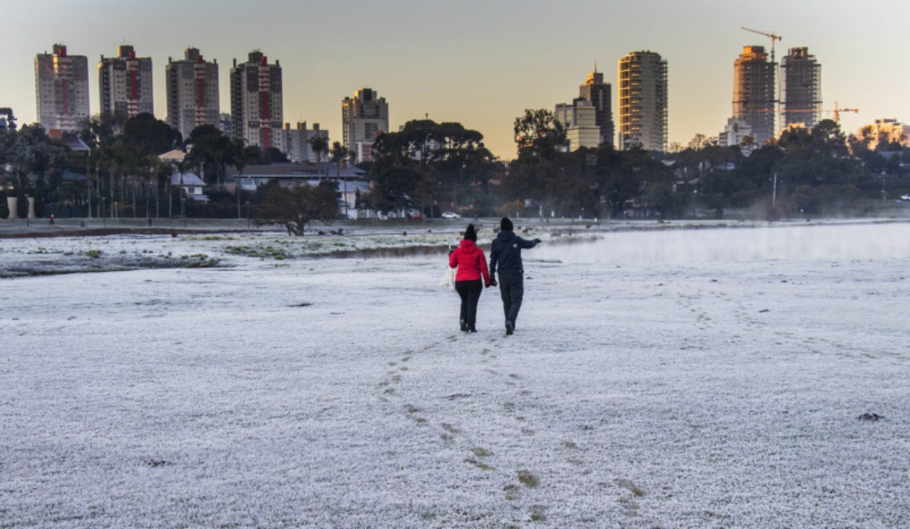 Pessoas no meio da geada no Parque Barigui