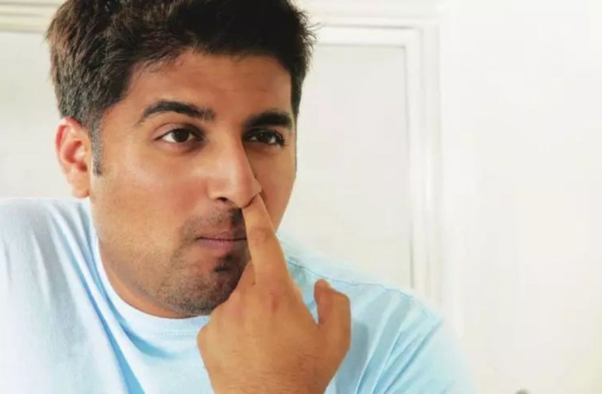 Dedo no nariz pode levar a doença neurodegenerativa, conforme deduz estudo científico