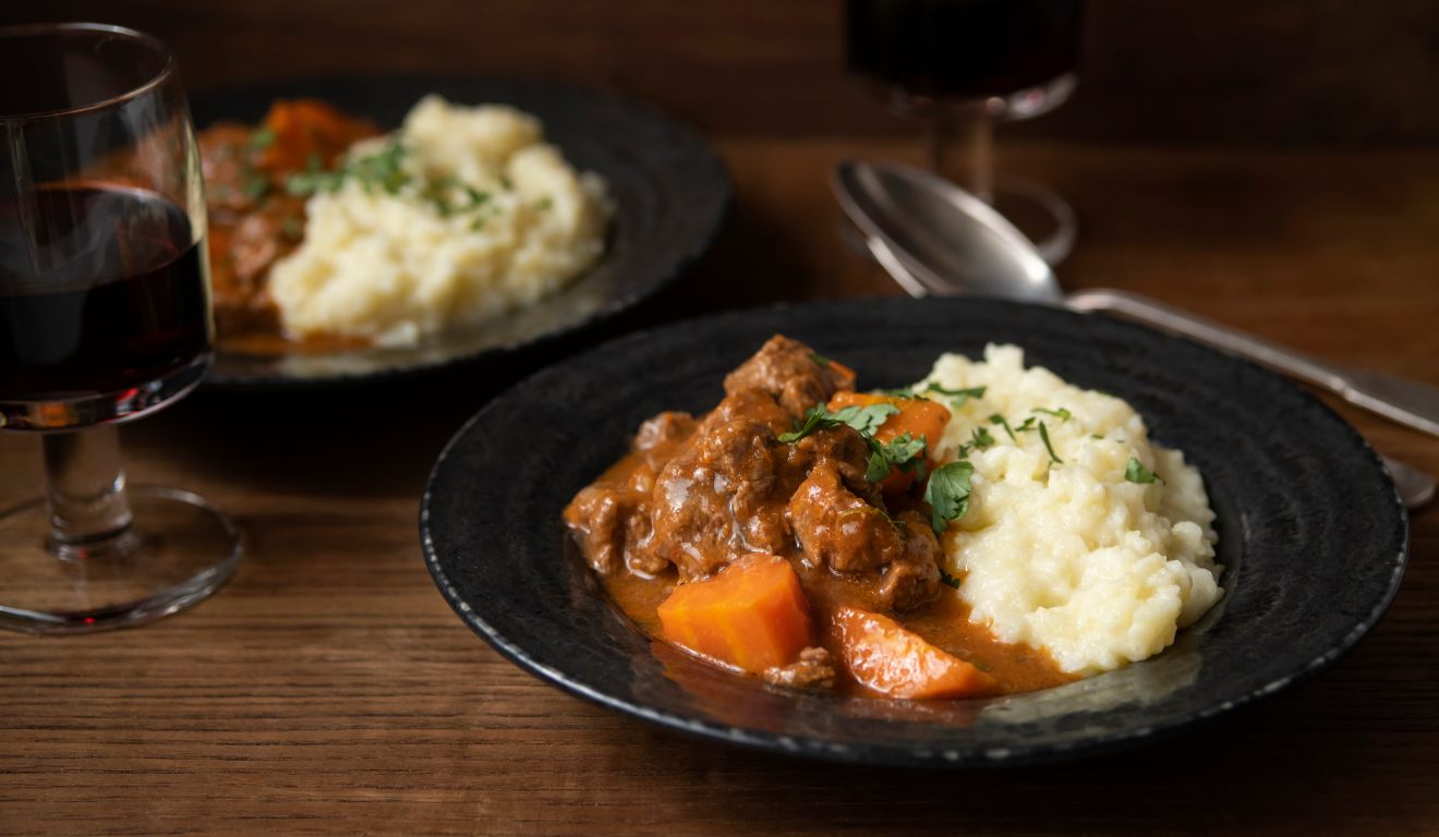 Purê de batata com picadinho.