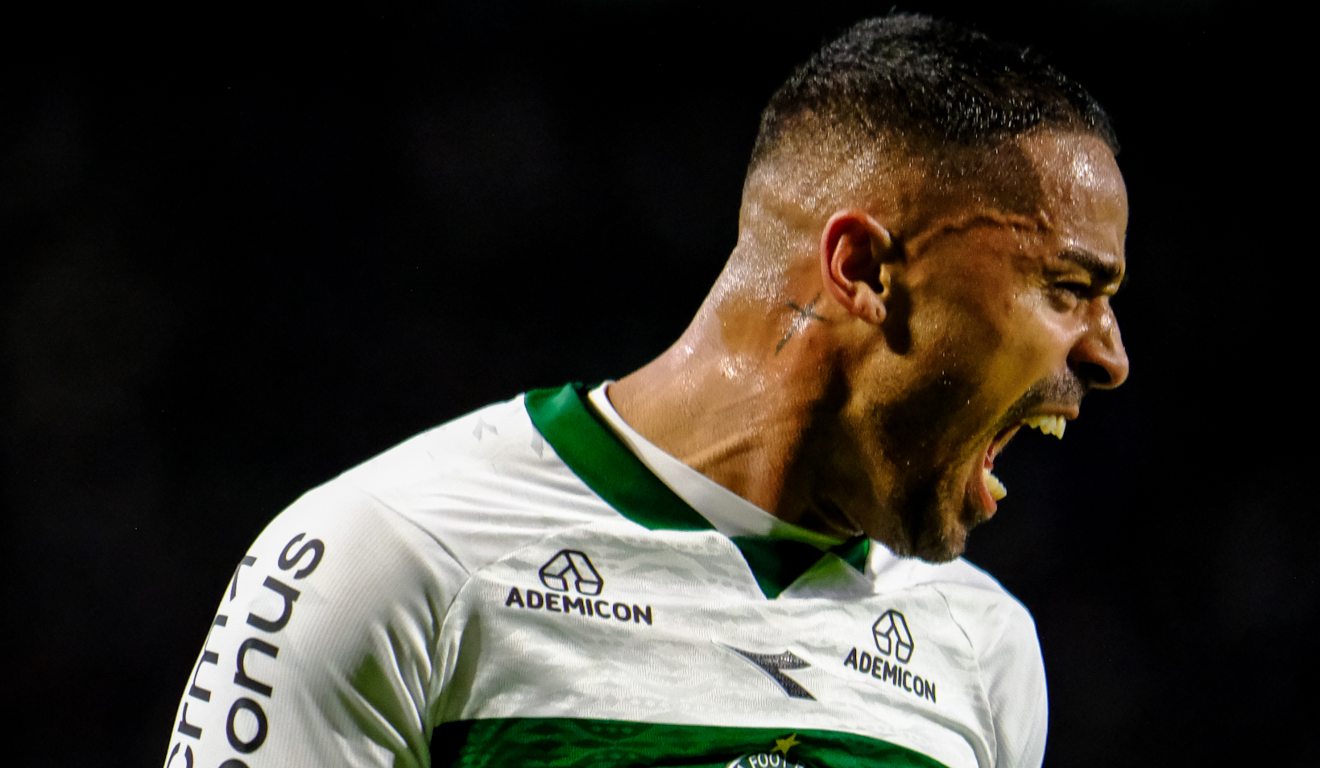 Dellatorre comemora o fim de jejum de gols no Coritiba contra o Volta Redonda.