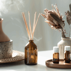 Imagem ilustrativa de um difusor ao lado de óleos essências.