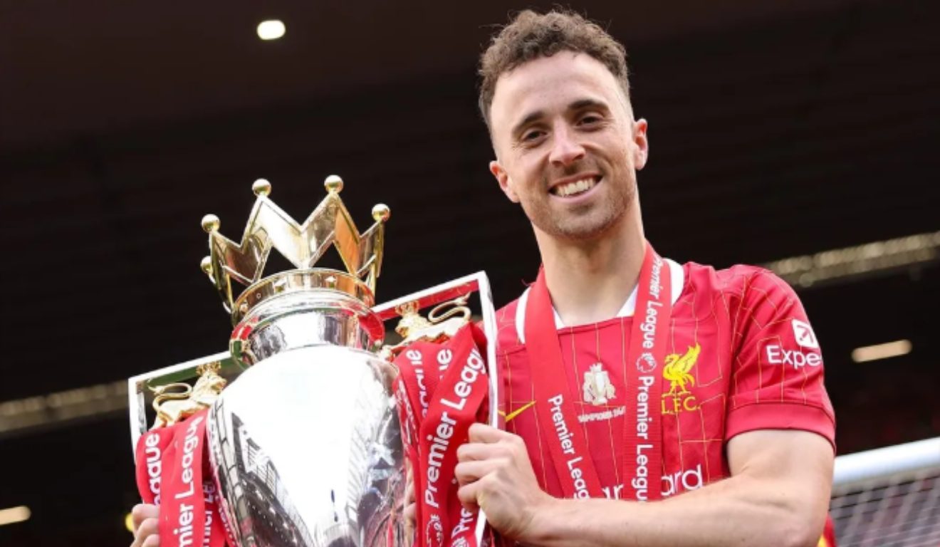 Jogador do Liverpool, Diogo Jota, comemorando título