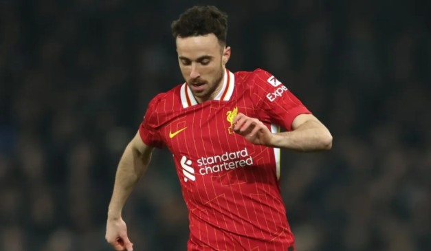 Diogo Jota em campo com a camisa do Liverpool, clube onde construiu parte de sua fortuna milionária.