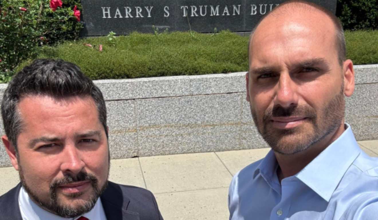 Eduardo Bolsonaro ao lado de um embaixador dos Estados Unidos