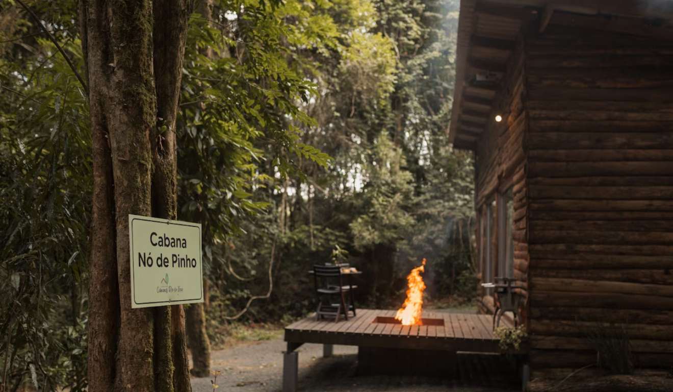 Cabana Rústica Nó de Pinho.