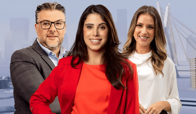 Os apresentadores do Jornal da Manhã, na Jovem Pan News Curitiba, Karlos Kolbach, Beatriz Frehner e Manuella Niclewicz