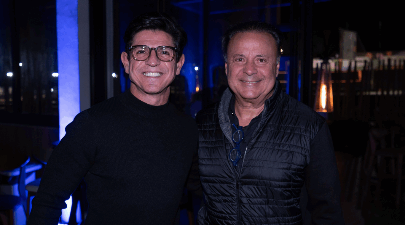 André Dias e Leonardo Petrelli posando para foto