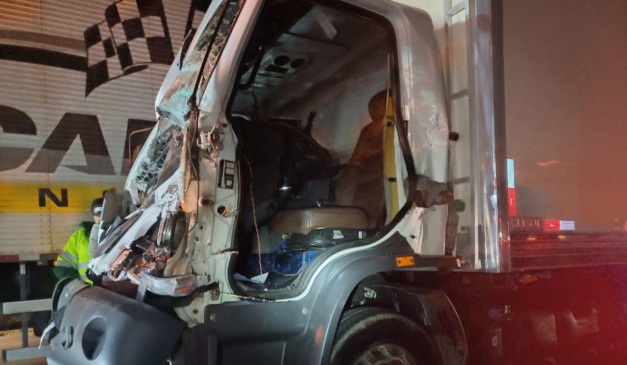 caminhão envolvido no engavetamento no Contorno Leste