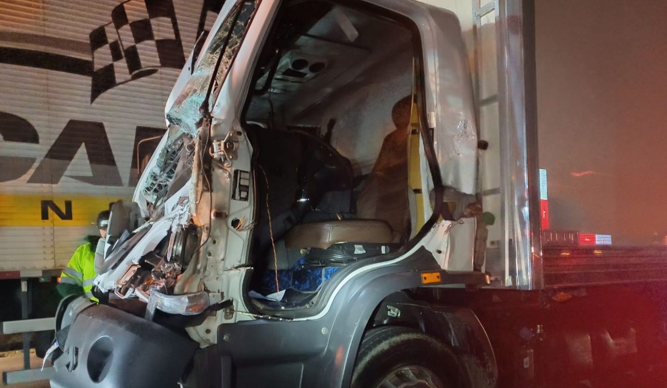 caminhão envolvido no engavetamento no Contorno Leste