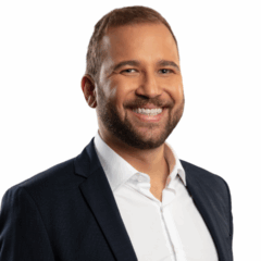 Erick Mota posando para foto