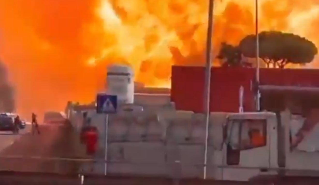 momento da explosão no posto de combustíveis na Itália