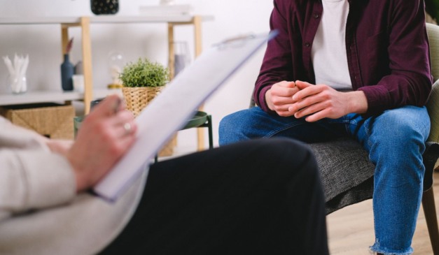 imagem de duas pessoas sentadas conversando para ilustrar o falso psicólogo