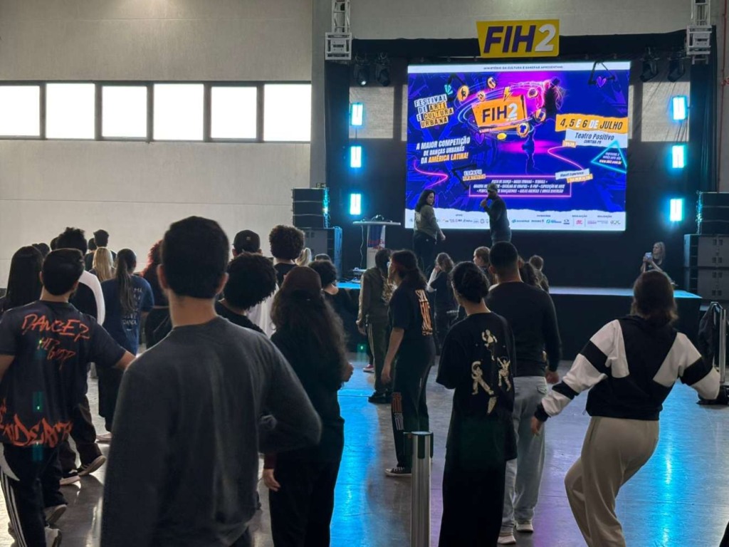 Pessoas dançando no Festival Internacional de Hip Hop em Curitiba