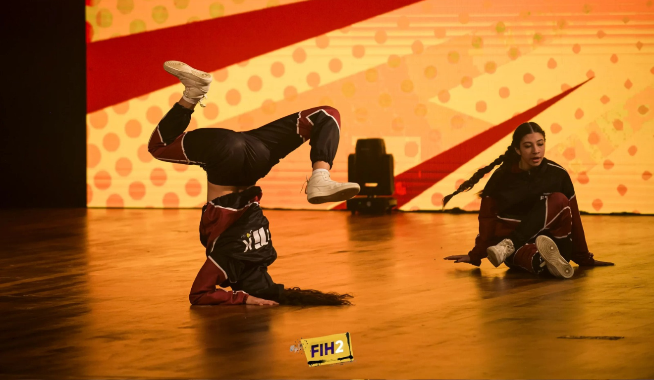 dançarinos de hip hop no palco principal do fih2
