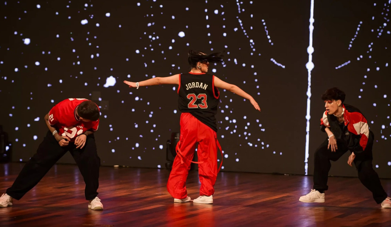 grupo de hip hop dançando no palco do fih2