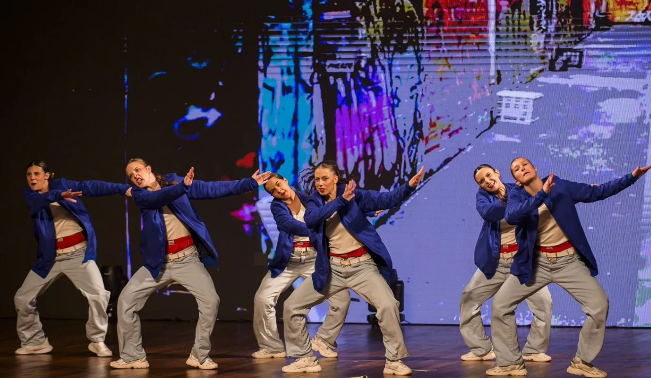 grupo de dança se apresentando no fih2