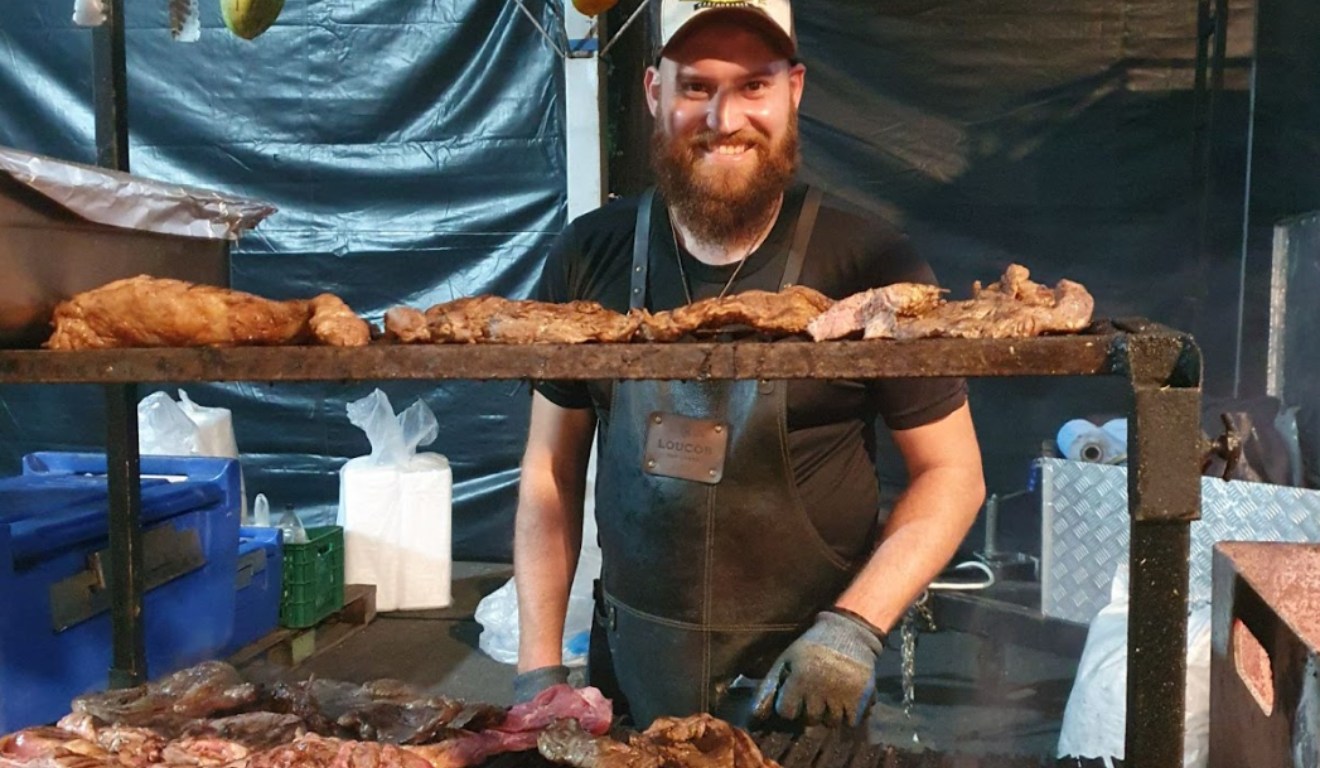 Alisson Bizzotto fazendo filé de igreja no são joão de curitiba 