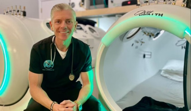 Fisioterapeuta ao lado de câmara hiperbárica