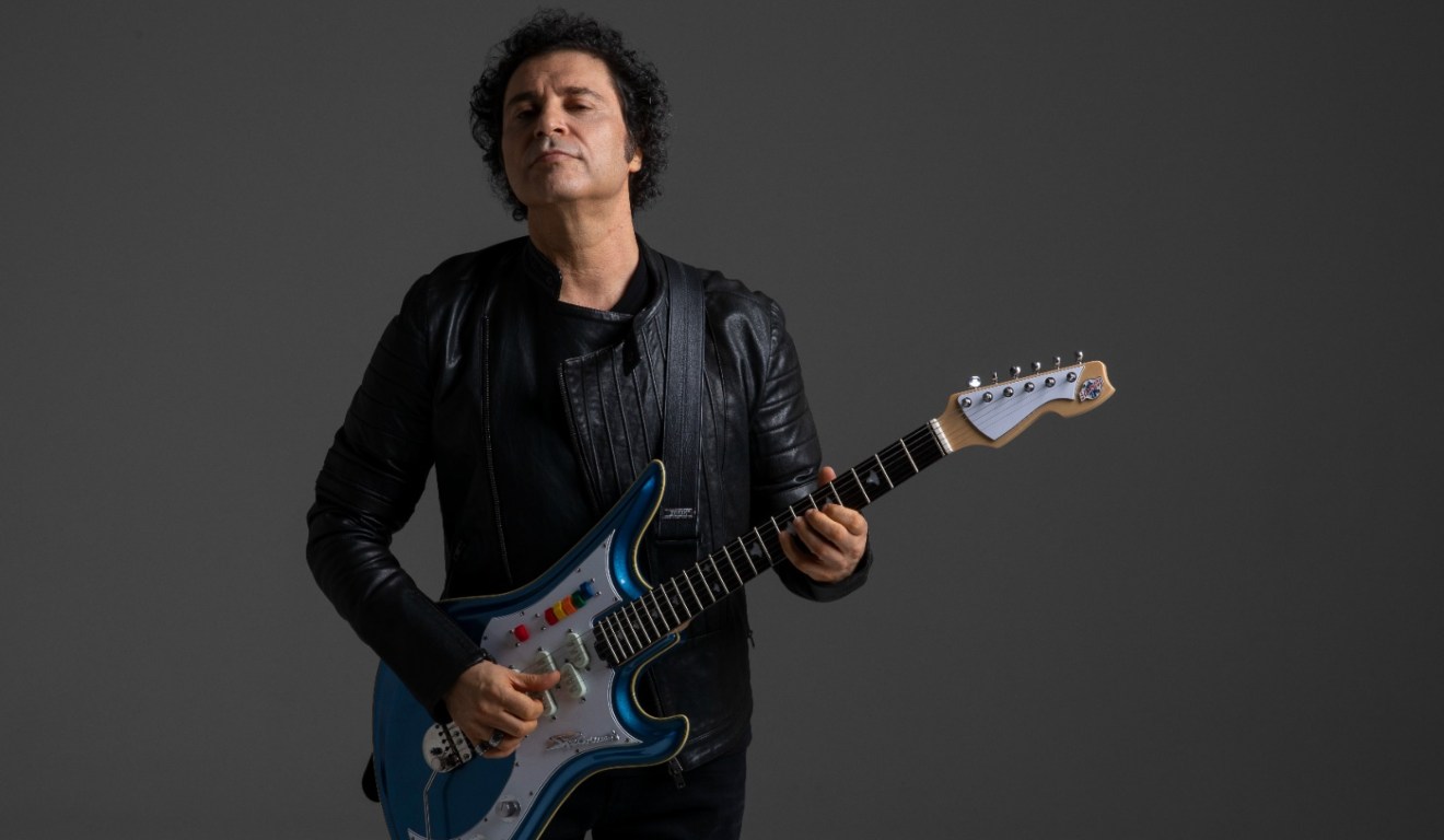 Frejat com uma guitarra