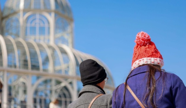 pessoas andando em meio a frente fria no paraná