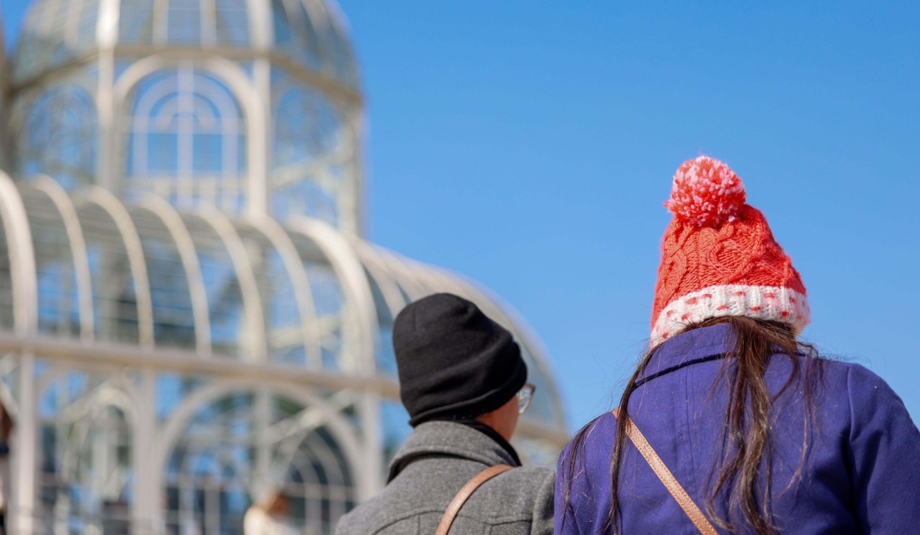 pessoas andando em meio a frente fria no paraná