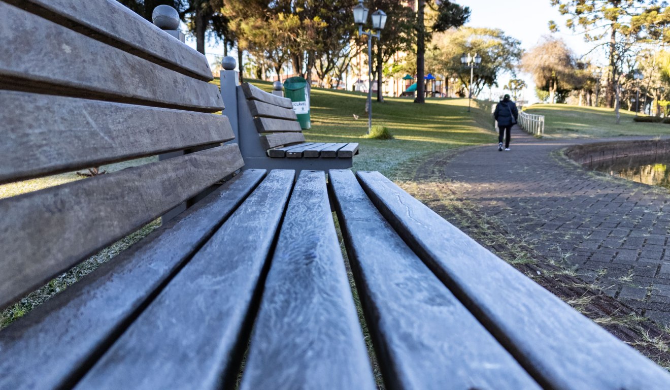banco de praça cobeto com geada