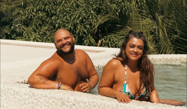 gominho e preta gil na praia