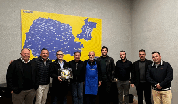 Imagem de Leonardo Petrelli, presidente do Grupo Ric, Zé Travagin, Anderson Souza, Marcelo Requena, além de Luiz Gonçalves, CEO da Multiloja, Guilherme Melek, gerente de marketing, e mais alguns membros da equipe Multiloja.