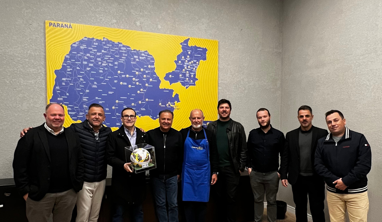 Imagem de Leonardo Petrelli, presidente do Grupo Ric, Zé Travagin, Anderson Souza, Marcelo Requena, além de Luiz Gonçalves, CEO da Multiloja, Guilherme Melek, gerente de marketing, e mais alguns membros da equipe Multiloja.