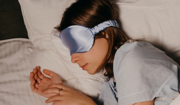 mulher deitada na cama dormindo para ilustrar a higiene do sono