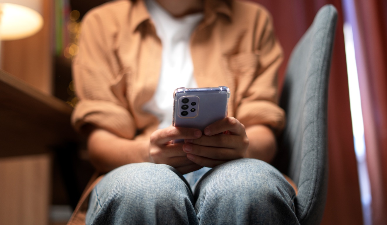 mulher mexendonocelular sofrendo violência psicológica