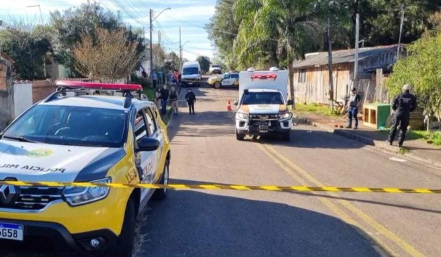 Polícia Militar e Científica em local onde homem foi assassinado pelo amigo