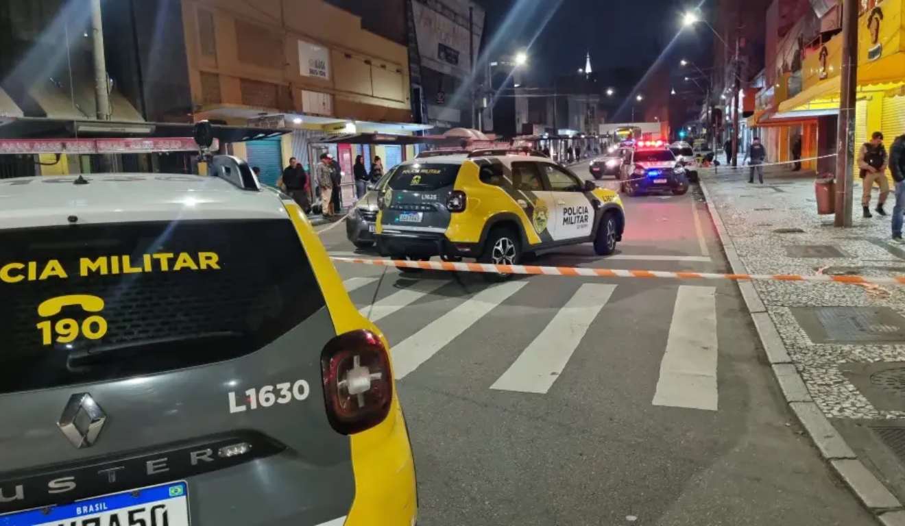 Polícia Militar isola local em que homem foi assassinado a tiros em Curitiba