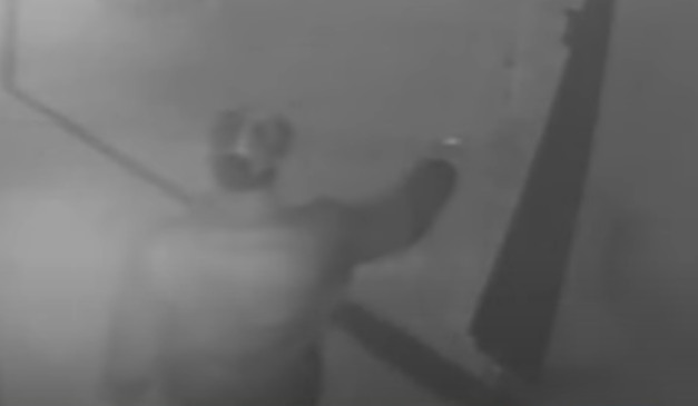 homem caminhando até a escola