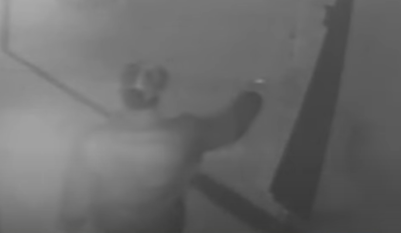 homem caminhando até a escola