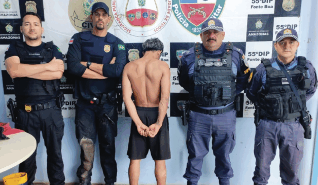 Imagem do suspeito do lado de cinco policiais.