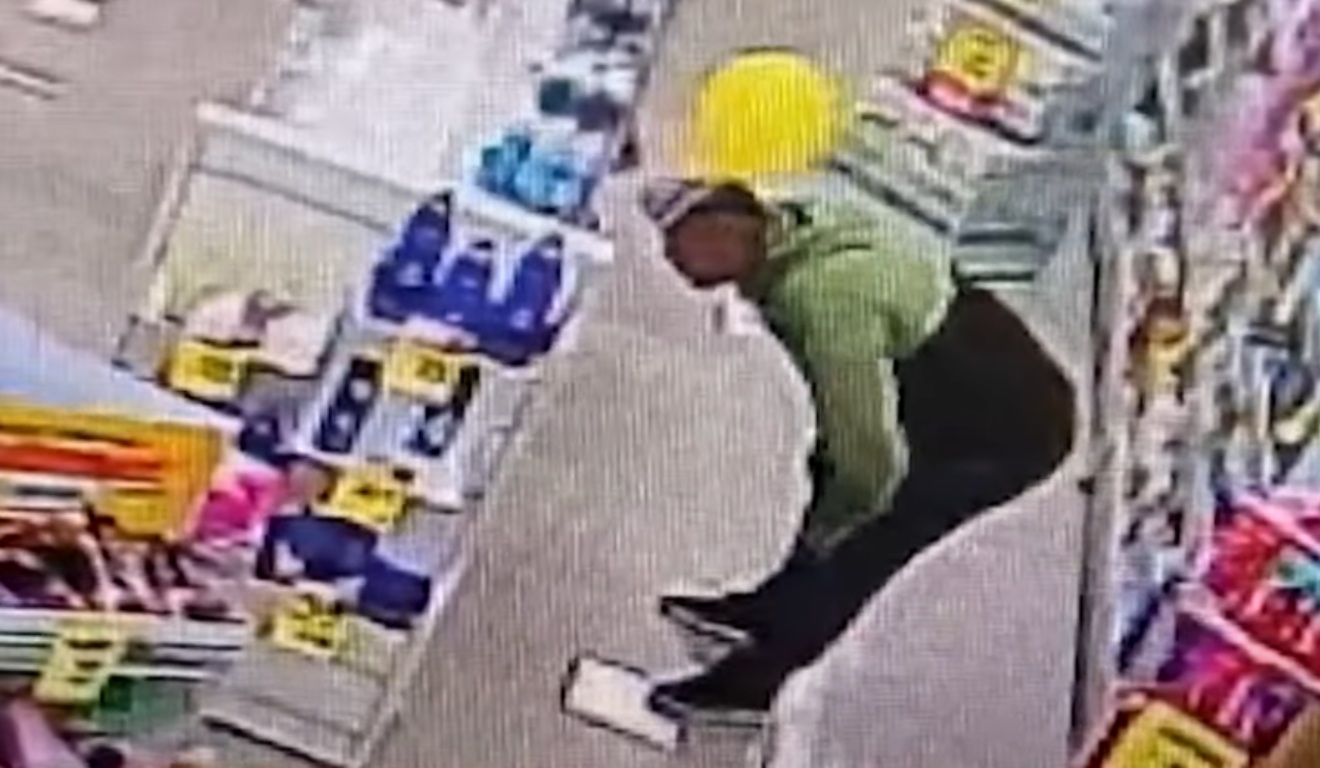 homem na farmácia furtando itens