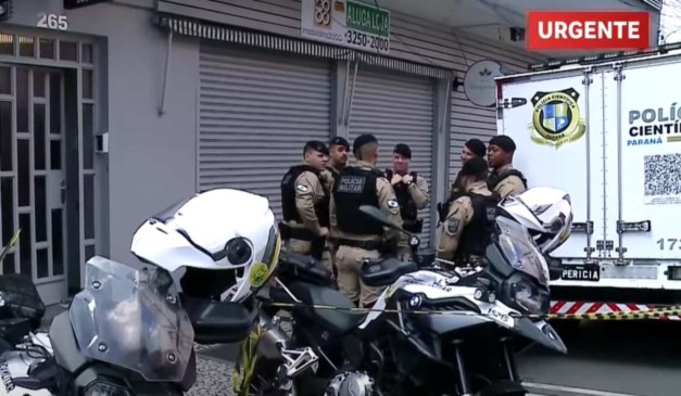 Polícia em frente ao pensionato onde uma mulher foi morta, em Curitiba
