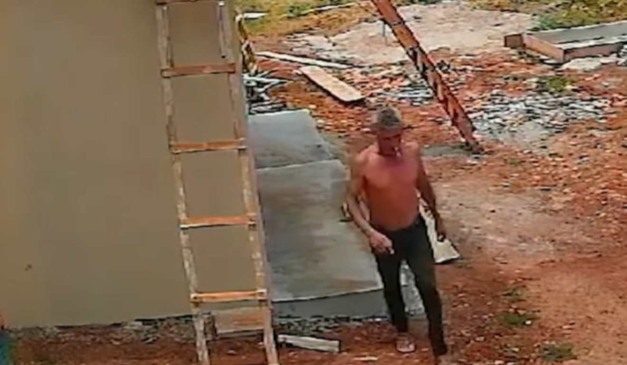 Homem que matou a ex a facadas tentando esconder o corpo em imagem