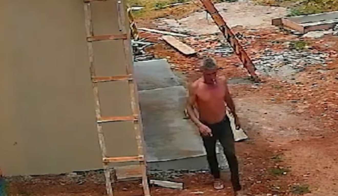 Homem que matou a ex a facadas tentando esconder o corpo em imagem