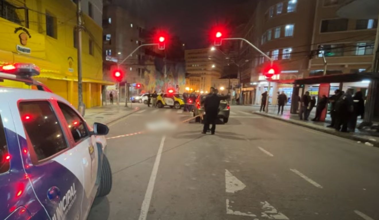 Agentes da Guarda Municipal isolam área em que homem foi morto